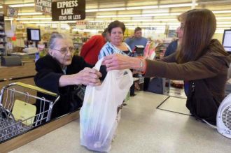 A senhora idosa no supermercado