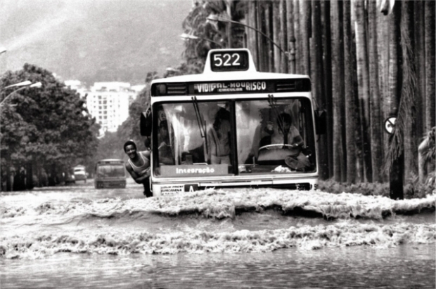 Ônibus navegando na Rua Jardim Botânico