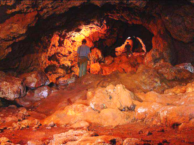 Caverna em região de Canga aflorante