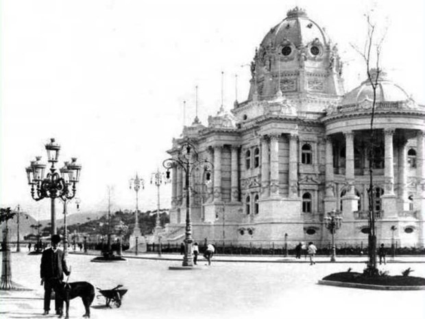 Palácio Monroe, inaugurado em 1906 como pavilhão de exposições. Tornou-se depois sede do Senado - Foto de Augusto Malta