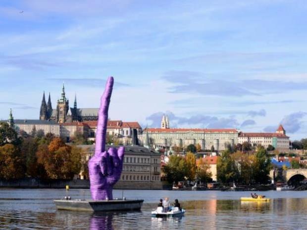 Escultura de David Cerny, feita para criticar a aproximação do governo tcheco com o Partido Comunista
