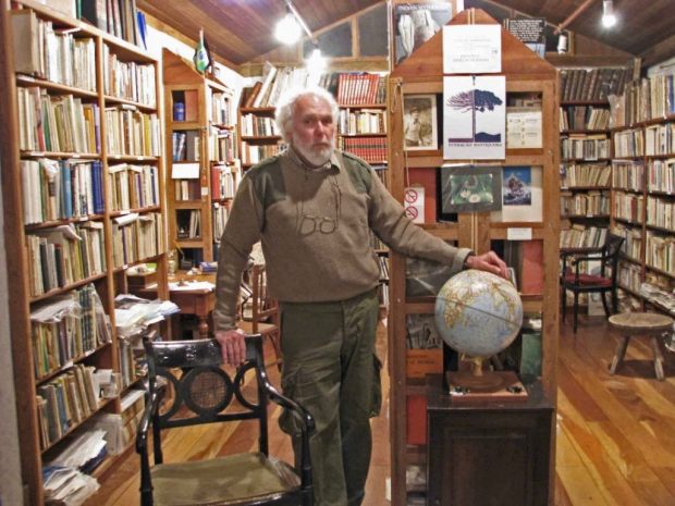 Lino Matheus em sua biblioteca na fazenda
